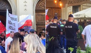 "Zielona granica" podzieliła Polskę. Pikieta i okrzyki przed krakowskim kinem