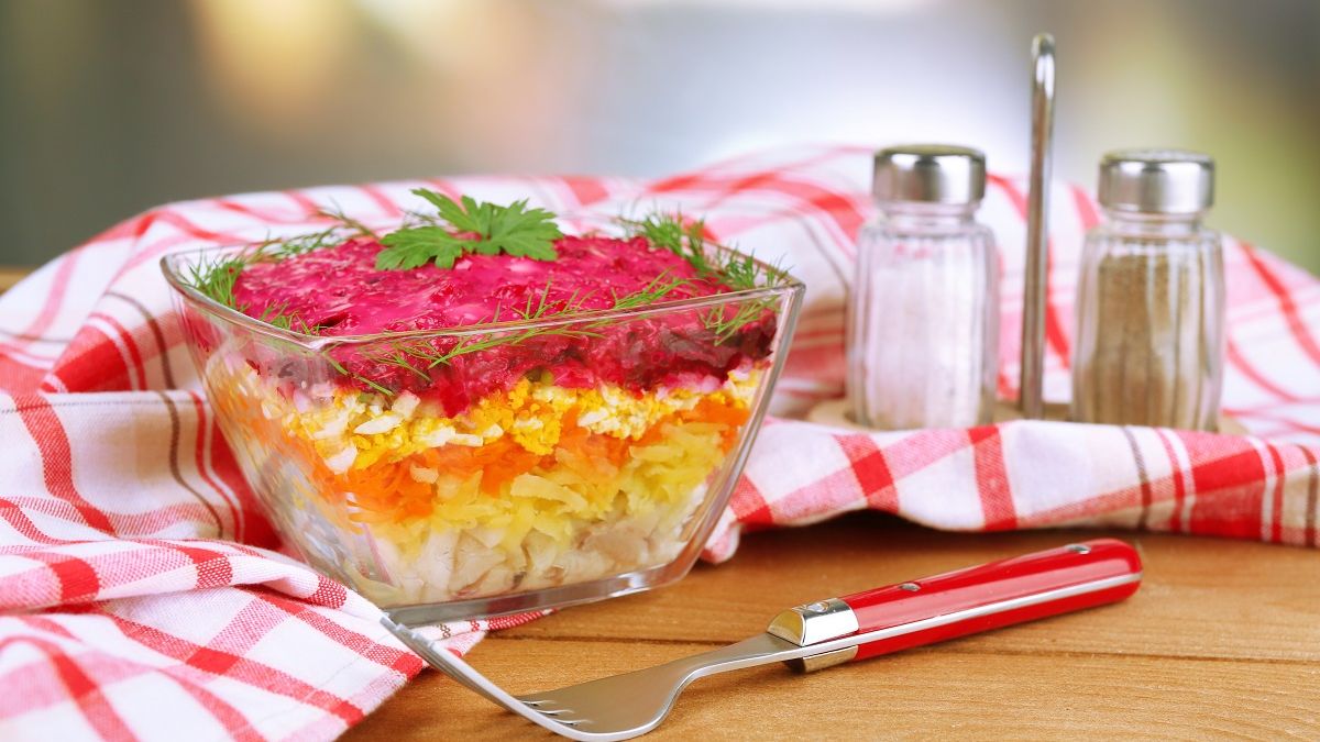 Jak przygotować śledzie pod pierzynką?