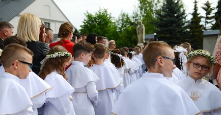 Komunia jak ślub? Te czasy już minęły. Ale rodzice i tak biorą pożyczki, by zorganizować przyjęcie