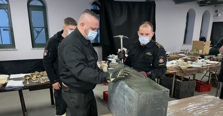 Wałbrzych. Otworzyli zaspawane skrzynie. Nie dowierzali własnym oczom