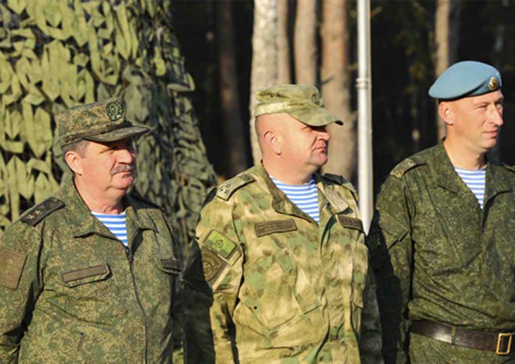 Biało niebieskie podkoszulki to znak rozpoznawczy rosyjskich spadochroniarzy