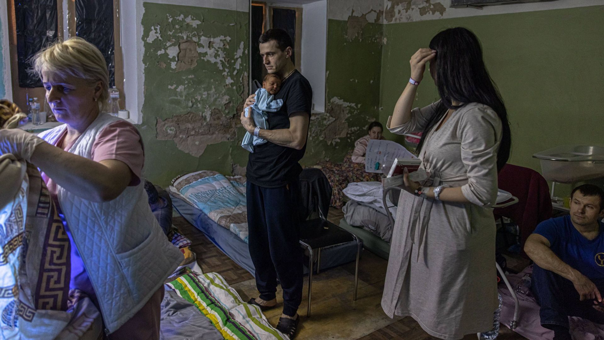 Kijów. Ojciec trzyma noworodka w piwnicy szpitala położniczego wykorzystywanego jako schron przeciwbombowy 