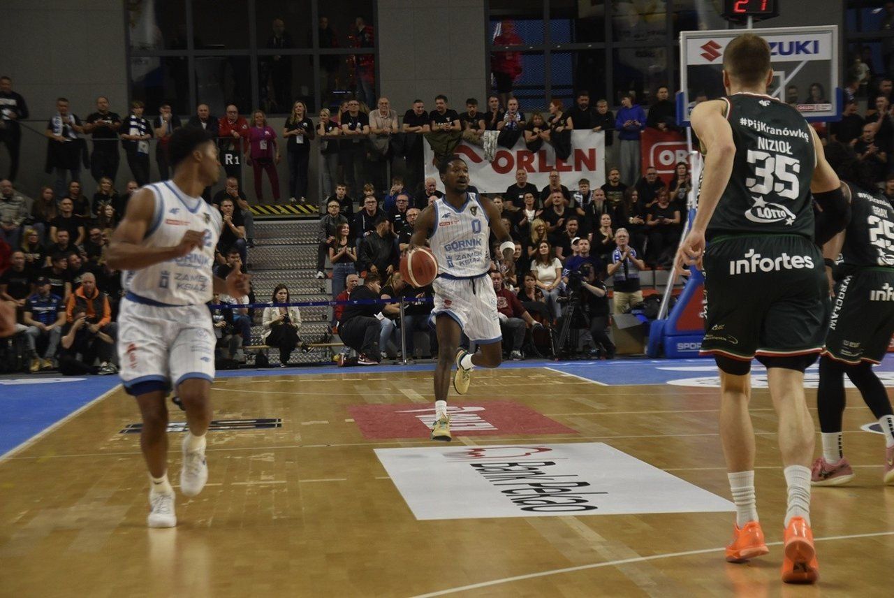 Podczas spotkania z koszykarzami Górnika Zamek Książ będzie można kupić sobie koszulką, taką w jakiej oni grają