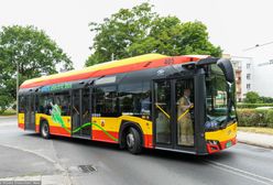 Półnagi mężczyzna z niemowlęciem na rękach w nocnym autobusie. Pasażerowie szybko zareagowali