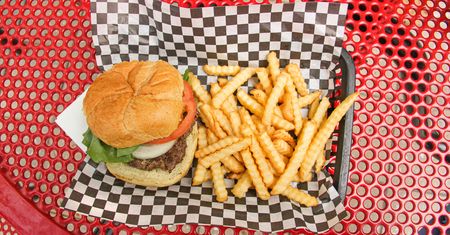 Jesz w fast foodach? Doliczą ci dodatkową opłatę. Ustawa podpisana