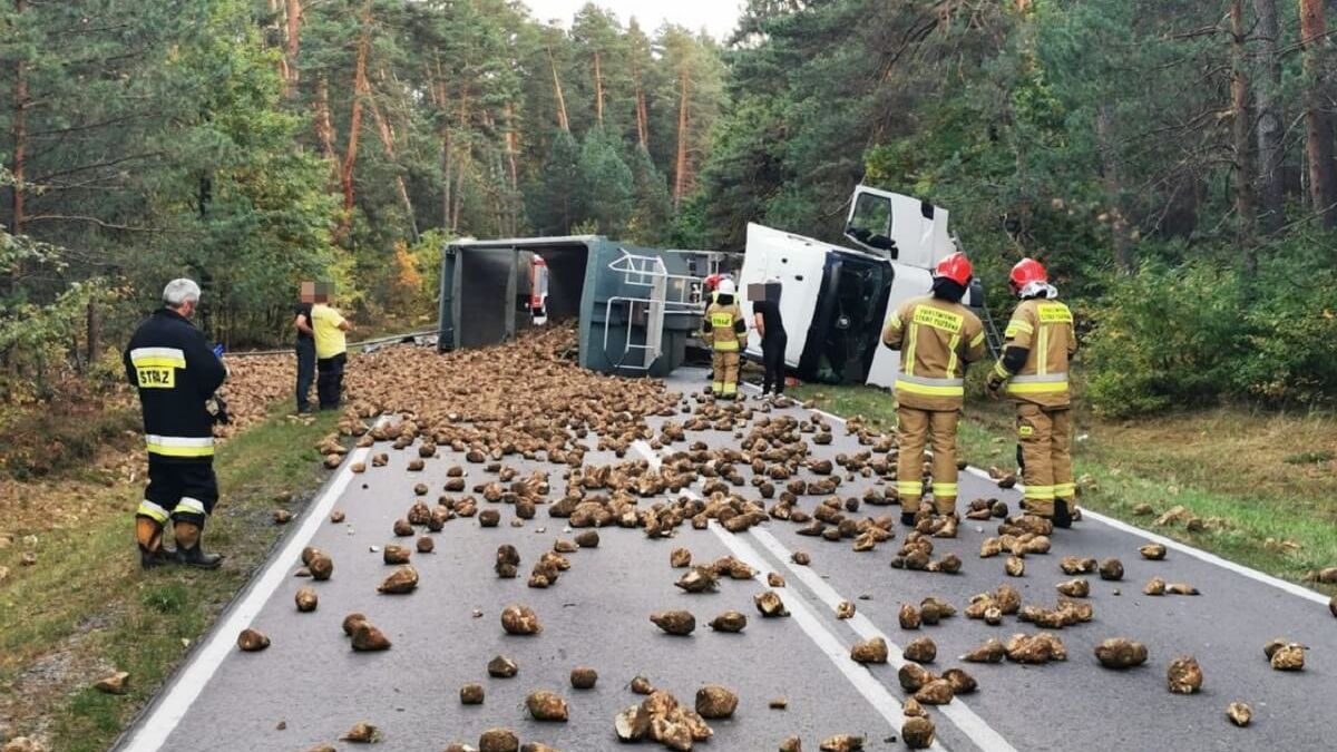 Przewrócona ciężarówka z ładunkiem