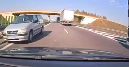 Pod prąd na S17. Kierowca opla jechał na czołówkę