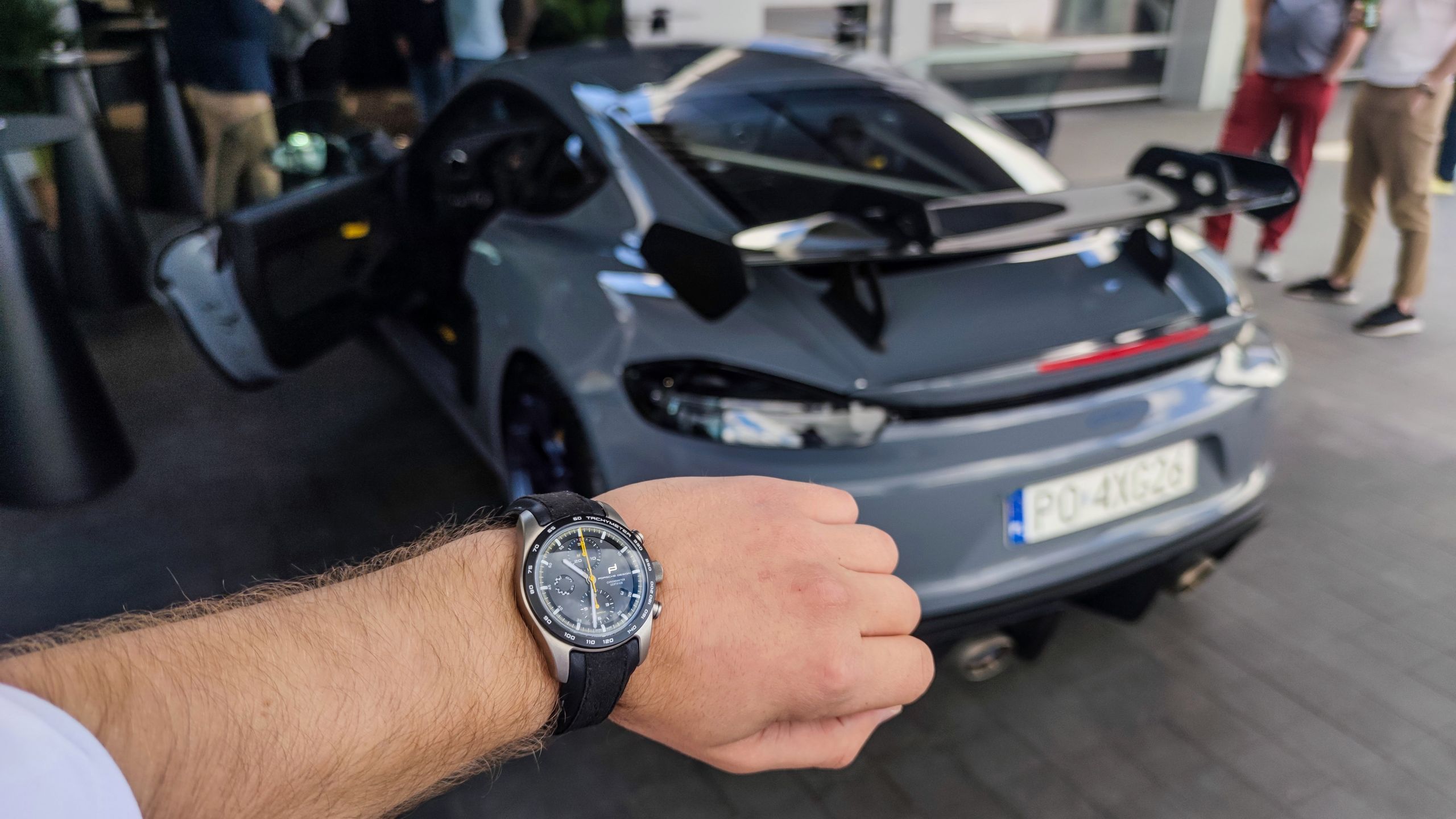 A tak wygląda dopasowanie zegarka do prasowego Porsche 718 Cayman GT4 RS
