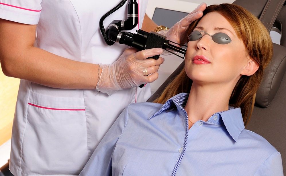 Laseroterapia to jedna z najpopularniejszych metod usuwania przebarwień
