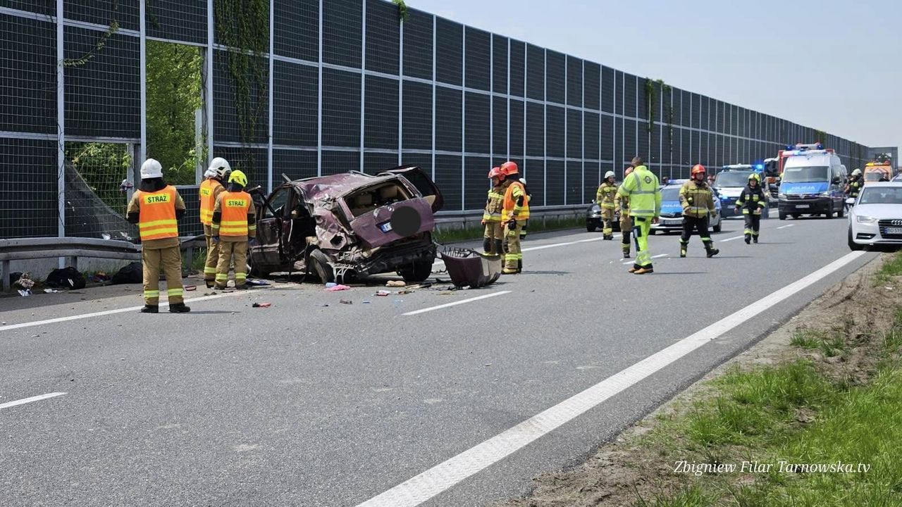 W wyniku wypadku samochód, którym podróżowała 4-osobowa rodzina uderzył w barierki