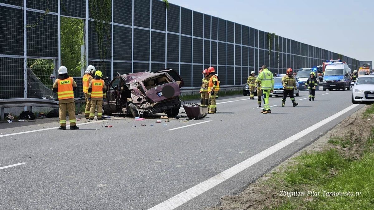 W wyniku wypadku samochód, którym podróżowała 4-osobowa rodzina uderzył w barierki