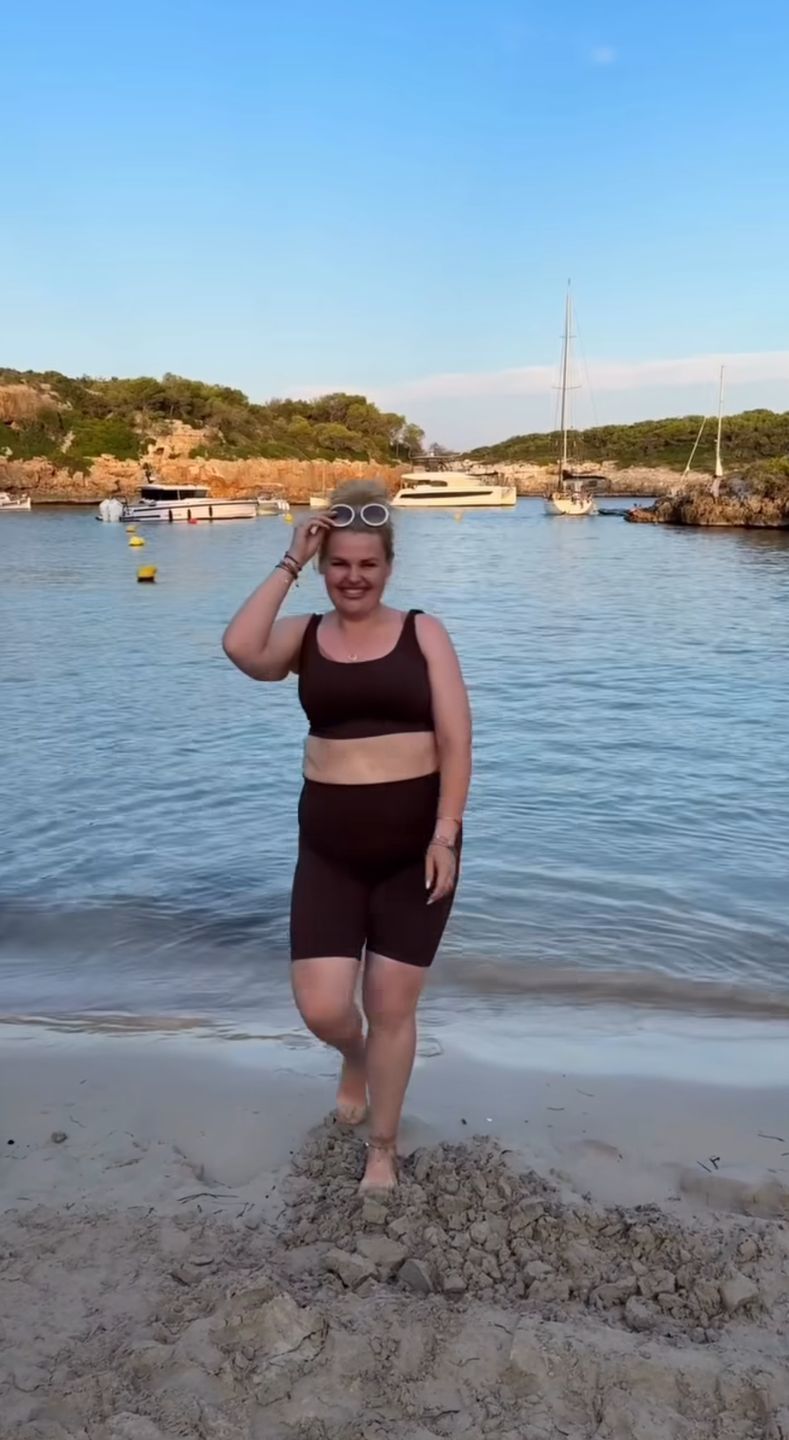 Kinga Zawodnik prezentuje brzuch