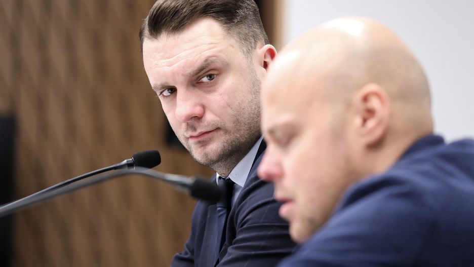 Warszawa, 08.12.2021. Poseł PiS, wiceminister sportu Łukasz Mejza (L) i były pacjent firmy farmaceutycznej wiceministra Mejzy Tomasz Guzowski (P) biorą udział w konferencji prasowej w Centrum Prasowym PAP w Warszawie, 8 bm. Konferencja dot. informacji przekazanych pod koniec listopada br. przez Wirtualną Polskę, że Łukasz Mejza założył w przeszłości firmę medyczną, która miała się specjalizować w kosztownym leczeniu nowatorskimi metodami chorych na raka, Alzheimera czy Parkinsona. Według portalu interes Mejzy nie wyszedł, za to pozostawił po sobie wielu oszukanych pacjentów i ich rodziny. (aldg) PAP/Tomasz Gzell