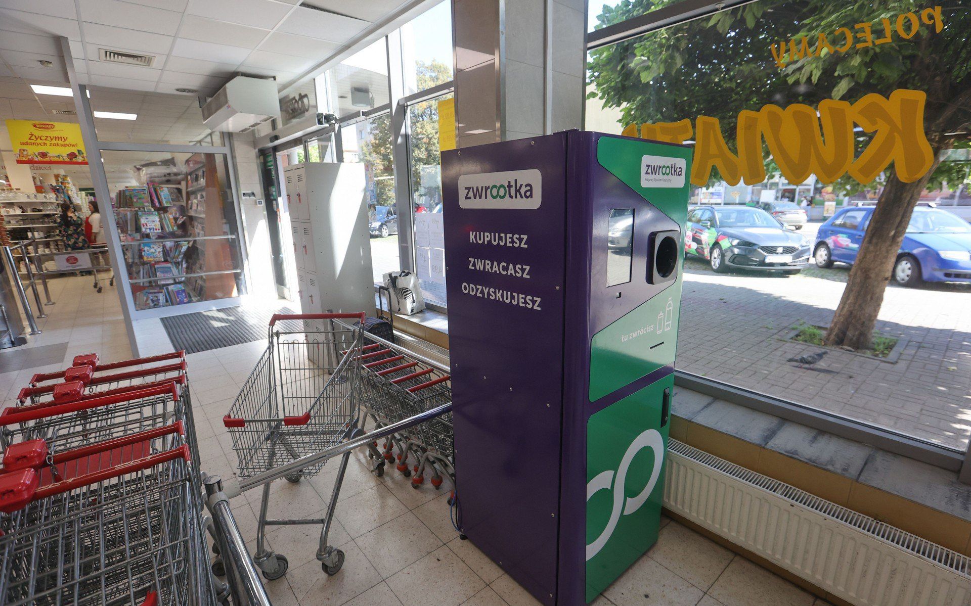 Butelkomat w sklepie Hetman &#34;Społem&#34; przy ul. Hetmańskiej w Rzeszowie.