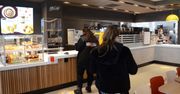 Podwyżki w popularnym fast foodzie! Wiemy, o ile zdrożały kanapki