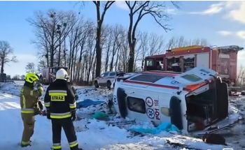 Karetka uderzyła w drzewo. Kierowca nie żyje. Trzy osoby w szpitalu