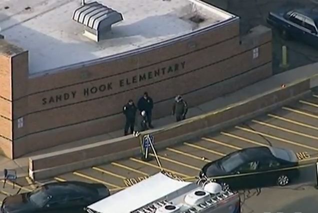 Policja pod szkołą Sandy Hook w dniu masakry