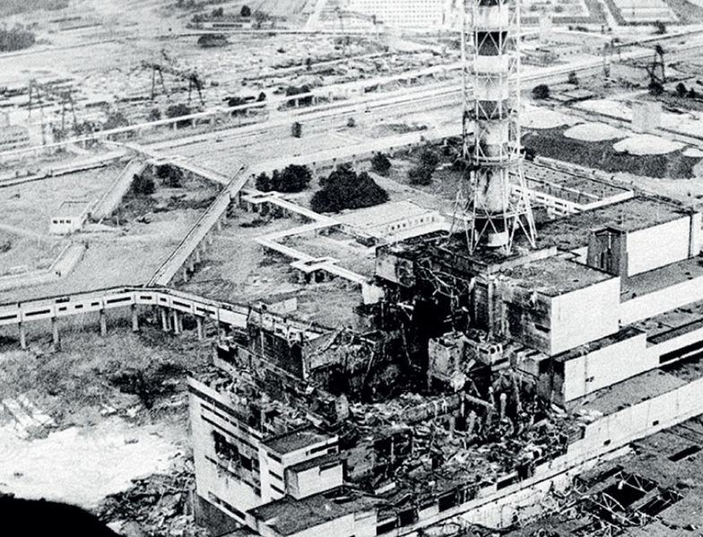 Reaktor elektrowni jądrowej w Czarnobylu niedługo po wybuchu.