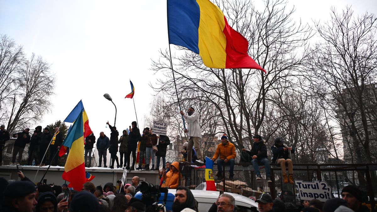 Supporters of Calin Georgescu wave the romanian flag  during a demonstration in support of Pro-Russian politician Calin Georgescu, in Bucharest, Romania, on February 28, 2025. The far-right Romanian populist politician Calin Georgescu is facing a criminal investigation, after he was stopped in traffic in the capital on Tuesday and taken in for questioning. (Photo by Alex Nicodim/NurPhoto via Getty Images)