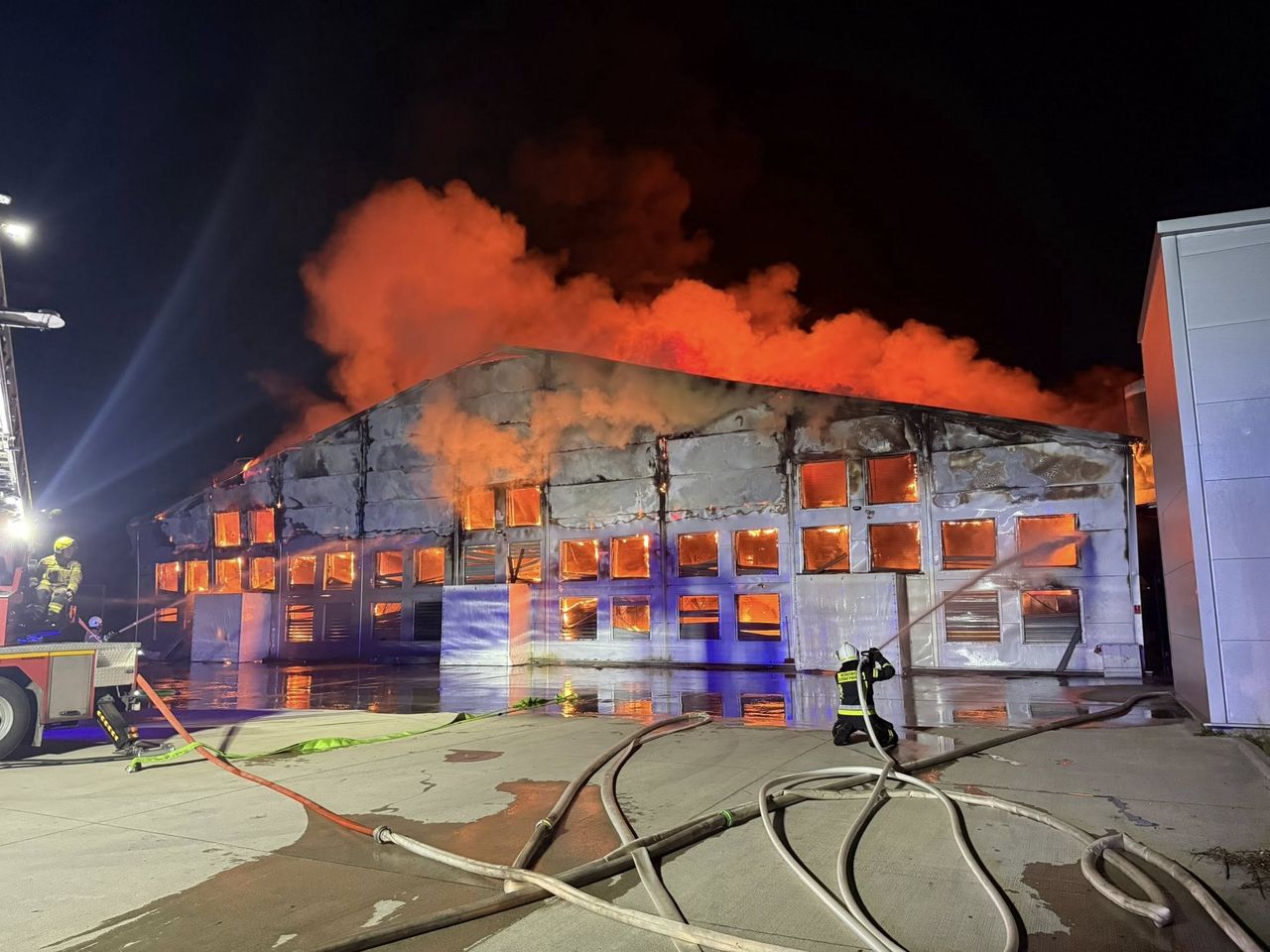 Pożar hali z drobiem. W środku kilkadziesiąt tys. zwierząt