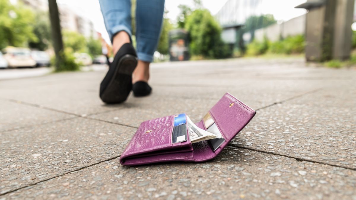 Kobieta znalazła portfel, a w nim - 1500 zł 