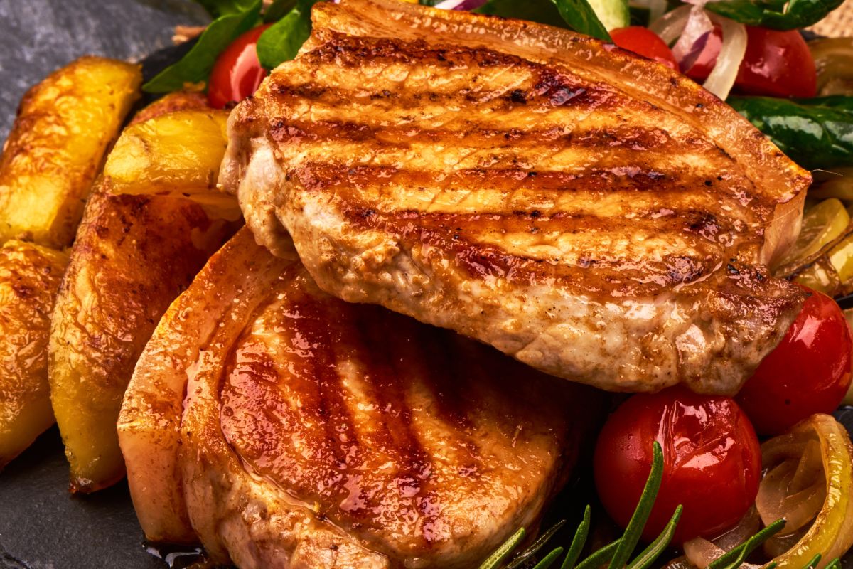 Kroję w plastry i przekładam warzywami. Schab tak soczysty i kruchy, iż rozpada się pod widelcem