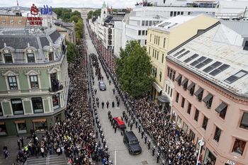 Pogrzeb króla Norwegii Haralda V. Tłumy na ulicach