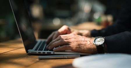 Pracodawca musi poinformować pracownika, jeśli może czytać jego maile