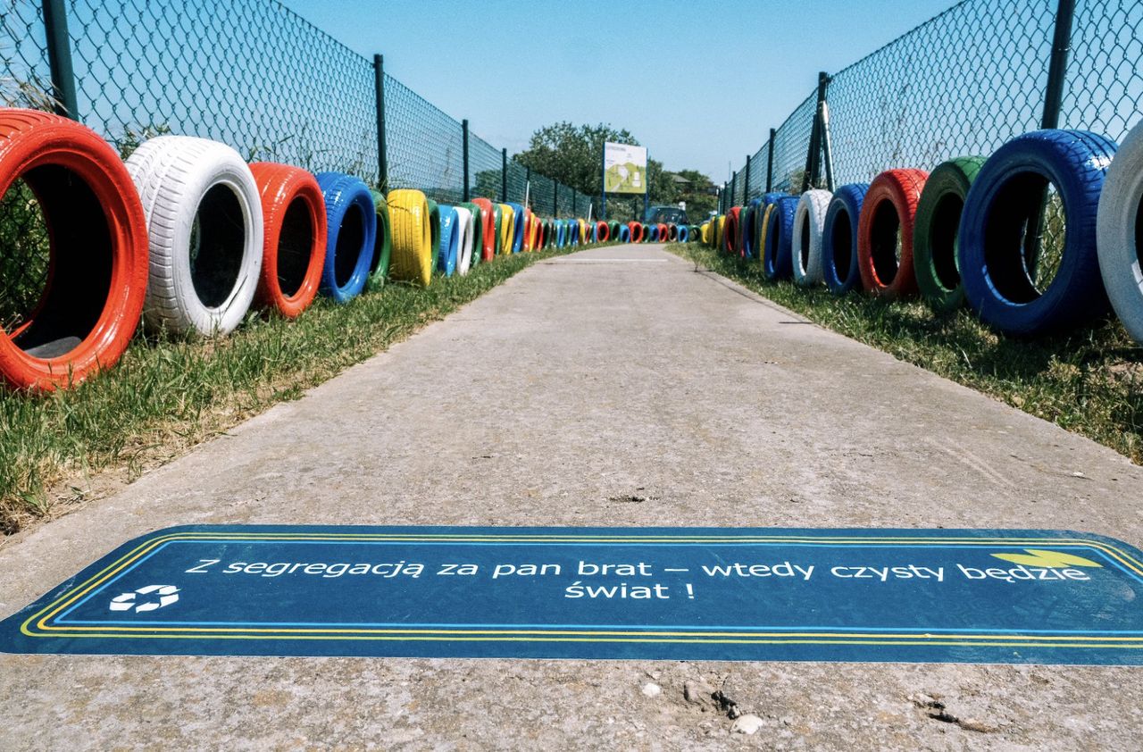 Z wysypiska na plac zabaw! W Suchym Lesie dzieci bawią się w duchu recyklingu