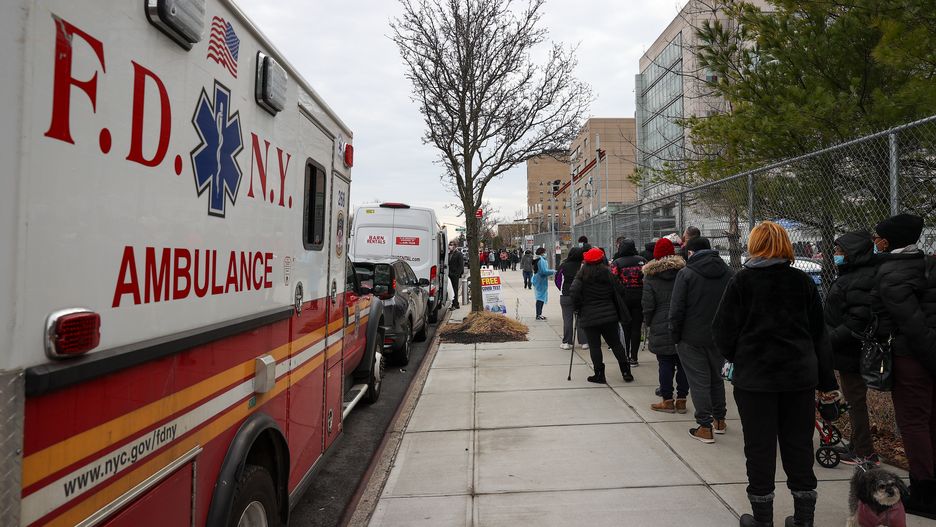 NEW YORK, USA - DECEMBER 28: Long line is seen at a Covid-19 testing center next to the Queens Hospital Center as hundreds of residents to get Covid-19 test in Queens of New York, United States on December 28, 2021 as Omicron rises around the country. (Photo by Tayfun Coskun/Anadolu Agency via Getty Images)