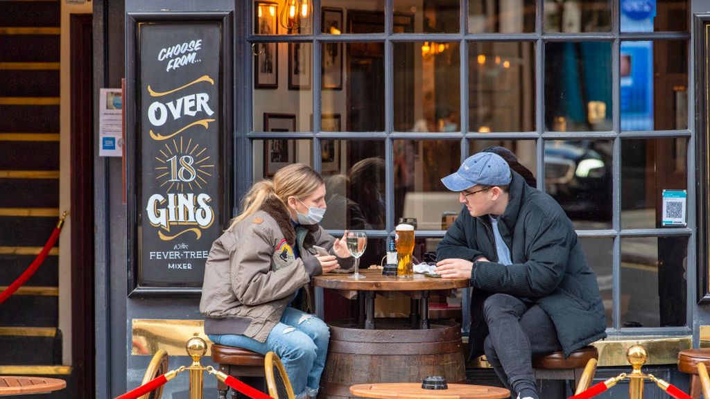 Koronawirus w Wielkiej Brytanii. Puby serwują piwo wyłącznie na wynos.