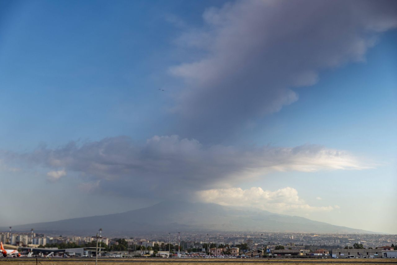 The volcanic ash cloud reached a height of 8 km