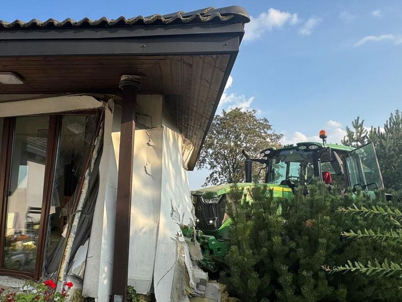 Balczewo: Ciągnik zjechał z drogi, skasował ogrodzenie i wbił się w dom
