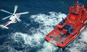 Dramatyczna akcja na oceanie. Fale miały po kilka metrów wysokości