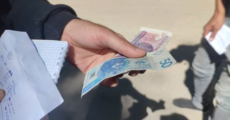 Pracowali na budowie największego hotelu w Polsce. Pokazali nam wypłaty. "To jakiś żart"