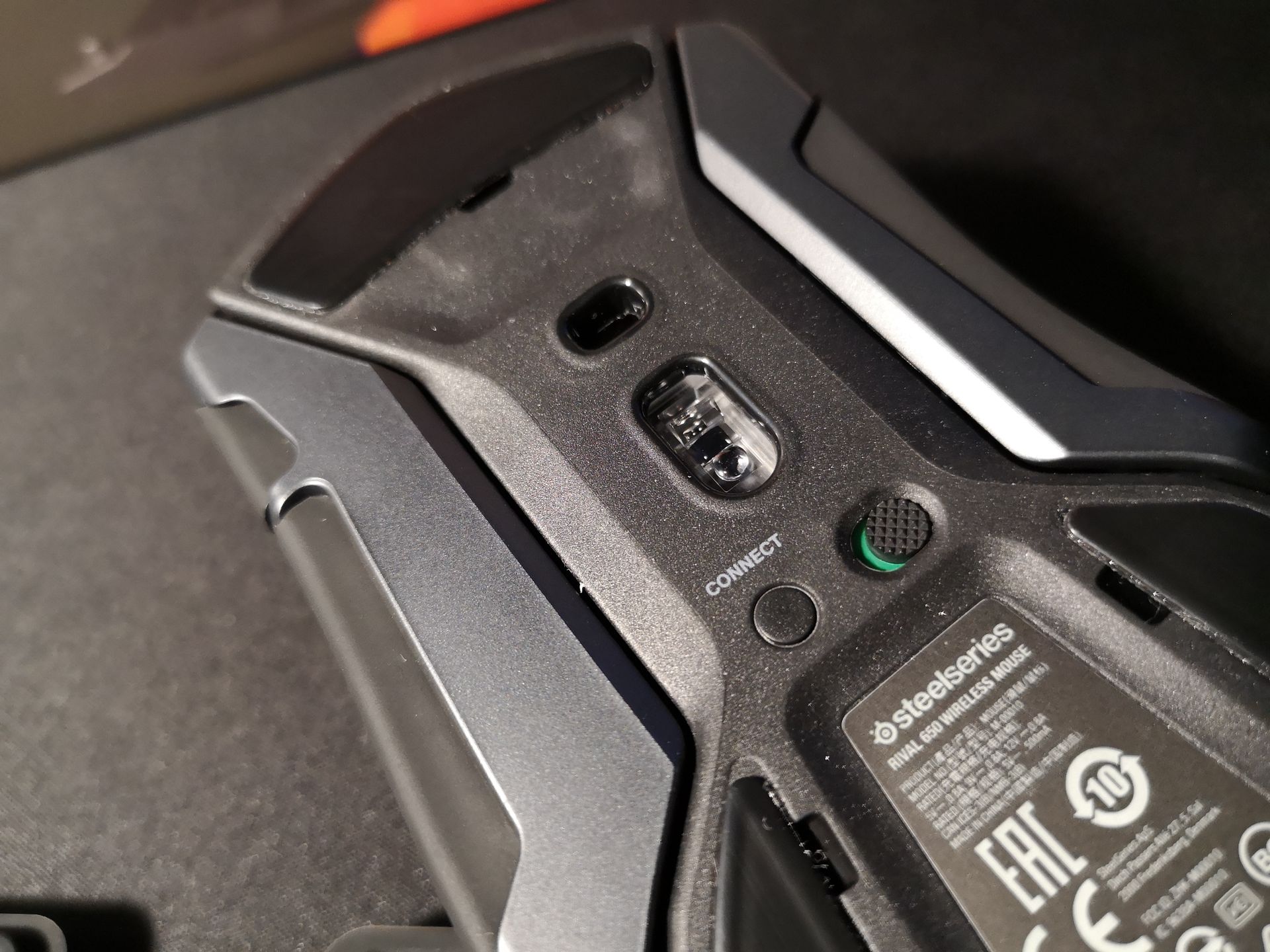 Spód Rival 650: dwa sensory, przycisk połączenia i włącznik.