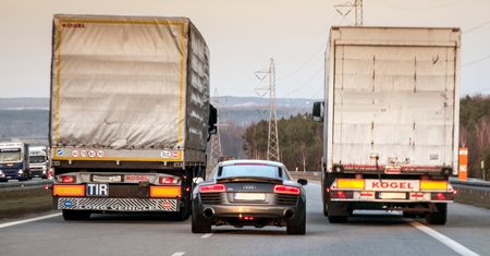 Koniec z wyprzedzającymi się ciężarówkami? Włodarze autostrady A2 znaleźli sposób