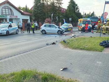 Mazowieckie: Zderzenie osobówki z motocyklistą i rowerzystą. Użytkownicy jednośladów w szpitalu