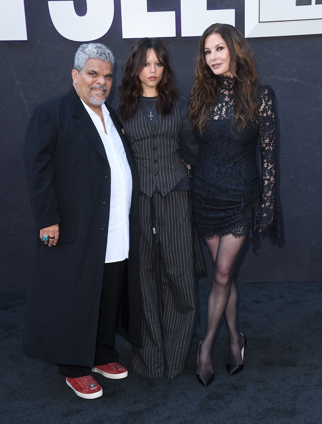 Luis Guzmán, Jenna Ortega, Catherine Zeta-Jones na evencie 