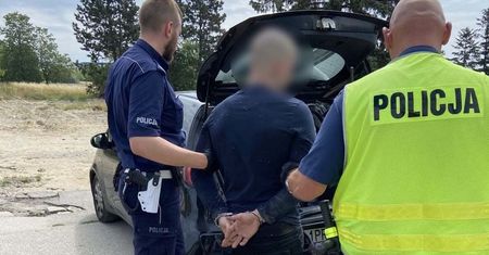 Porzucił auto z pasażerami i torbą w bagażniku. 25-latek miał sporo na sumieniu