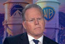 David Zaslav na tle logo wytwórni Paramount i Warner Bros.
