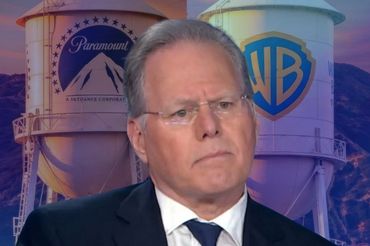 David Zaslav na tle logo wytwórni Paramount i Warner Bros.