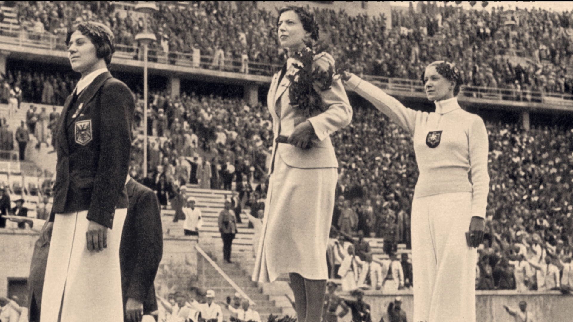 Helene Meyer wykonująca nazistowski salut