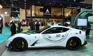 Dubajska policja wzmacnia flotę o Ferrari 812 Superfast od Mansory