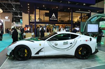 Dubajska policja wzmacnia flotę o Ferrari 812 Superfast od Mansory