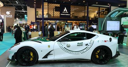 Dubajska policja wzmacnia flotę o Ferrari 812 Superfast od Mansory