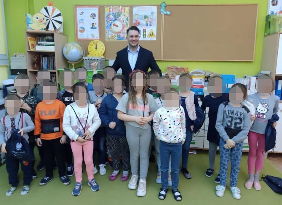 Poseł Łukasz Mejza i pierwszoklasiści ze Szkoły Podstawowej Nr 2 w Zielonej Górze