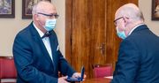 Koronawirus. Prof. Krzysztof Simon wyróżniony medalem. Nagroda za walkę z pandemią