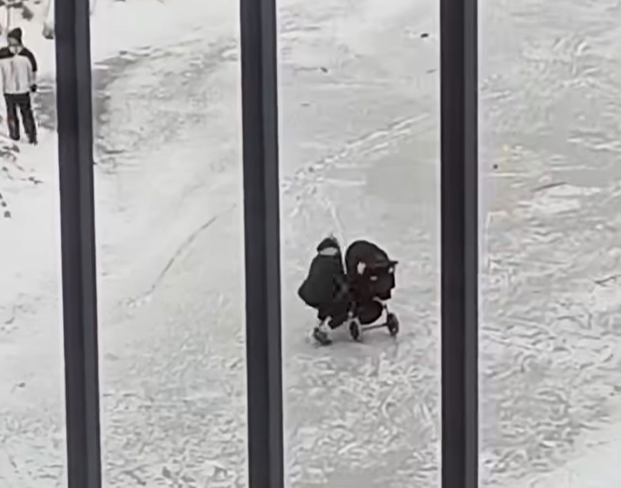 Szokujące nagranie z Poznania. Weszła na zamarznięty staw z dzieckiem w wózku