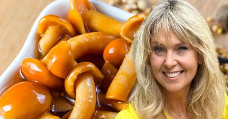 Ewa Wachowicz ma swój sposób na marynowanie grzybów. Wszyscy się zachwycają